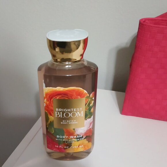Bath and body Works brightest bloom gift bag set with goodies - Picture 8 of 16